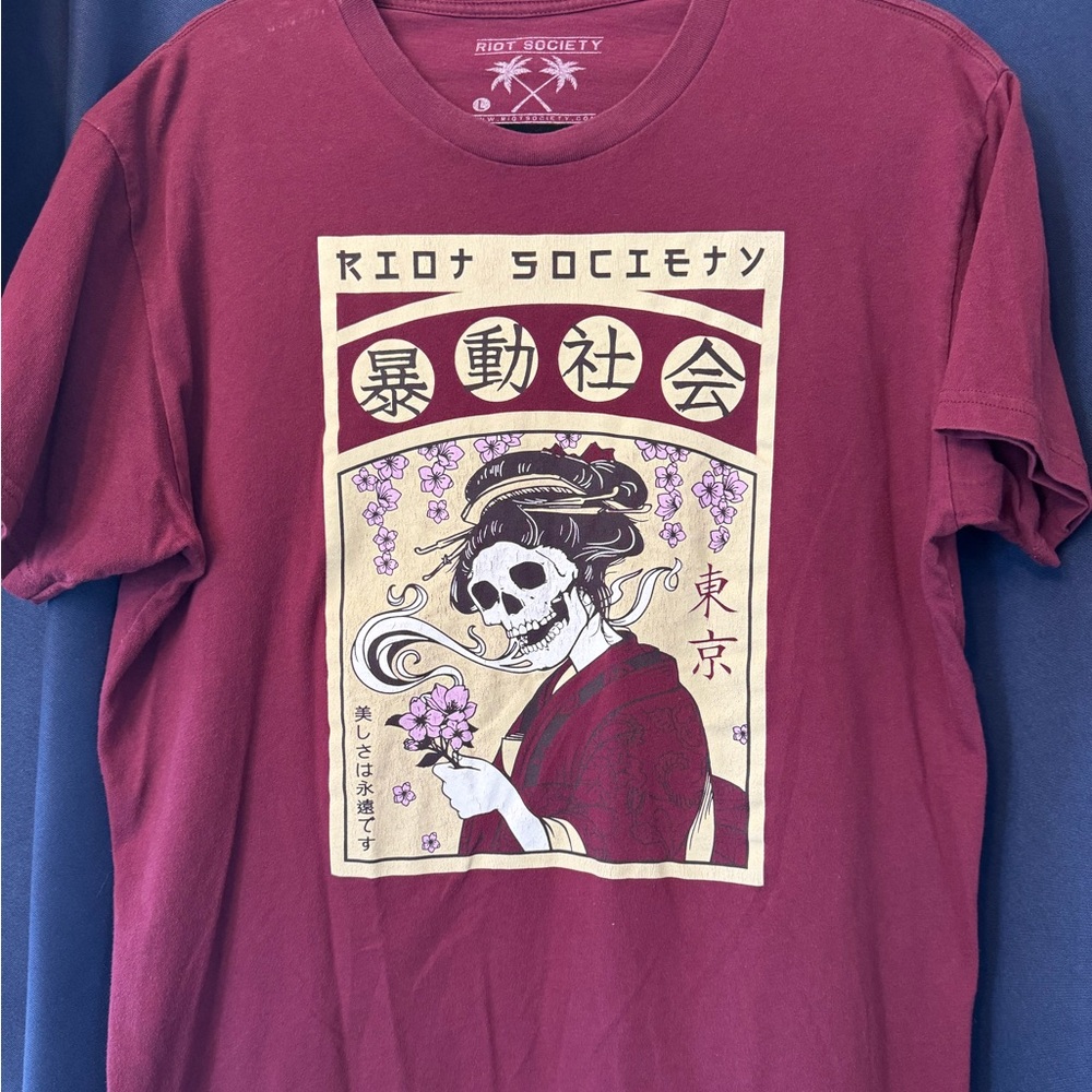 Gently worn unisex burgundy graphic T-shirt
